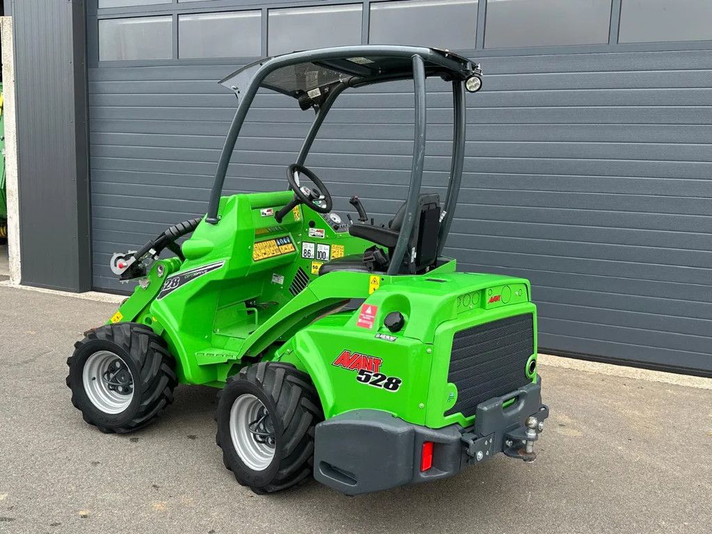 Avant 528 mini-shovel