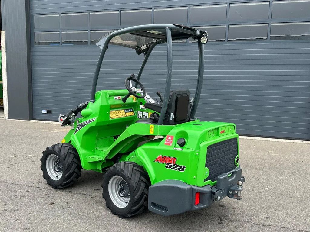 Avant 528 mini-shovel