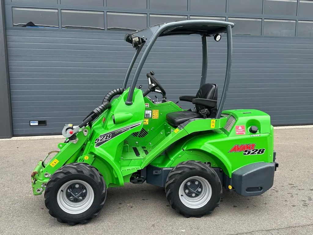 Avant 528 mini-shovel
