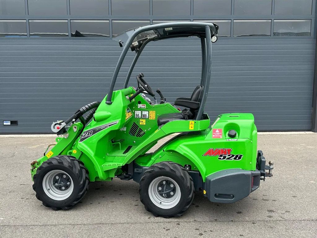 Avant 528 mini-shovel