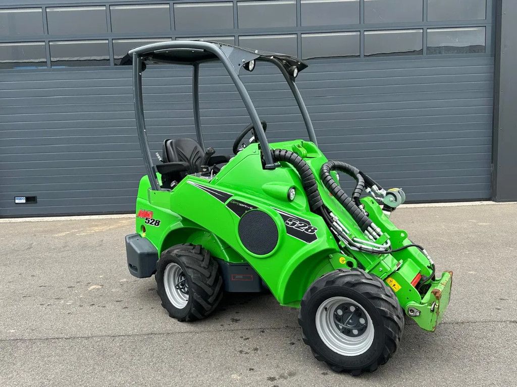 Avant 528 mini-shovel