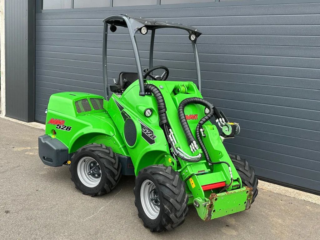 Avant 528 mini-shovel