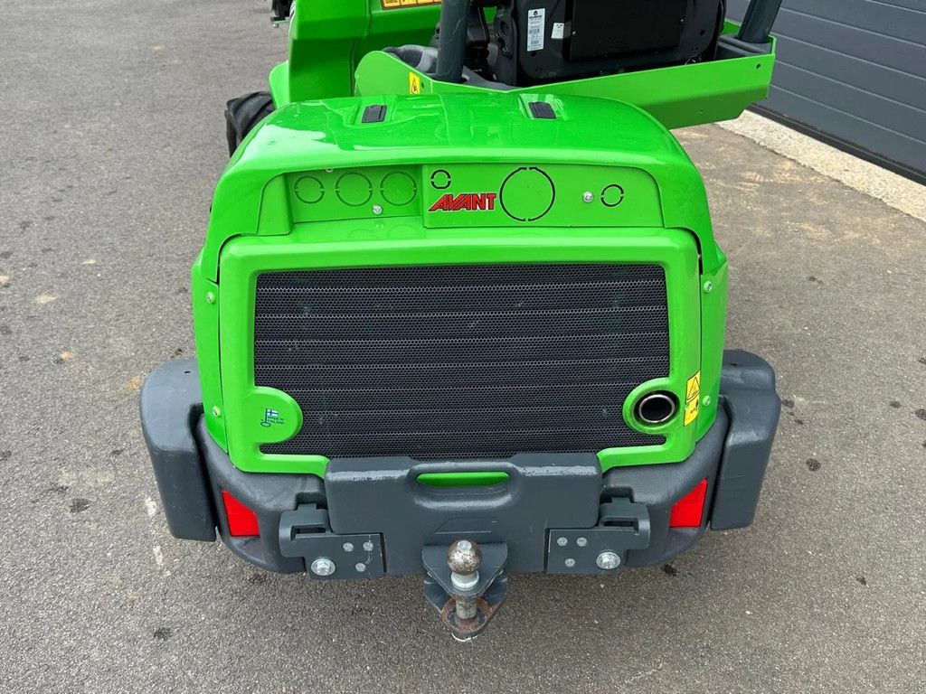 Avant 528 mini-shovel