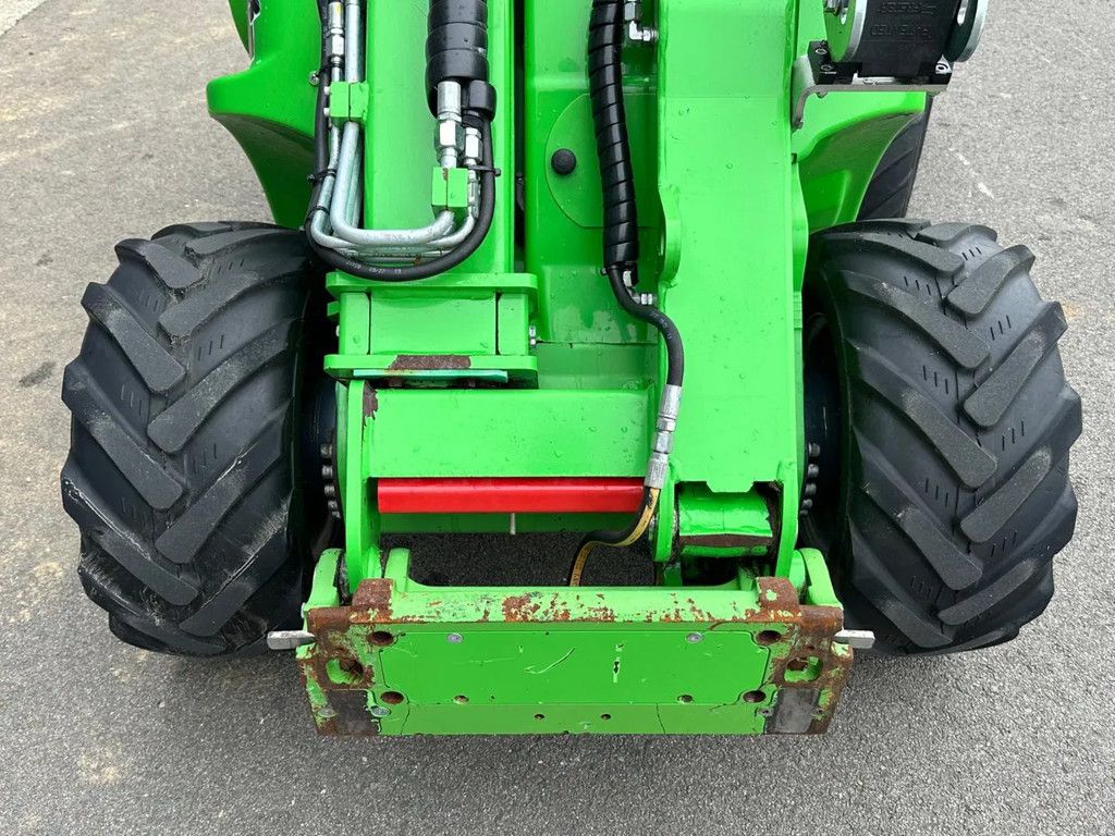 Avant 528 mini-shovel