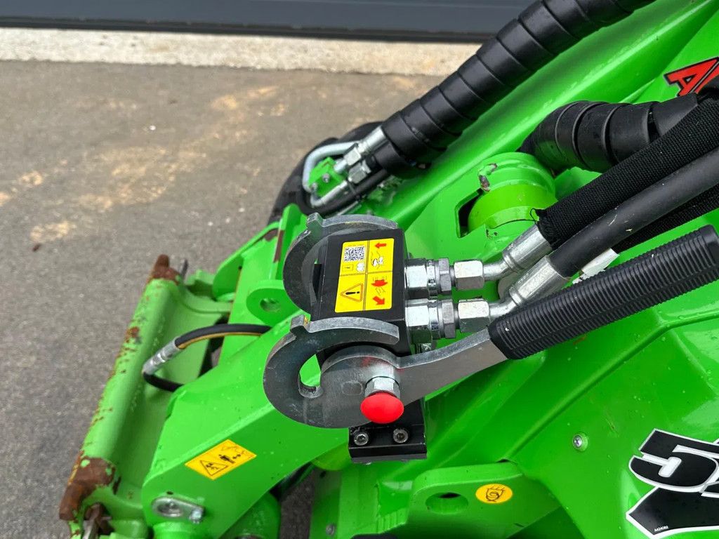 Avant 528 mini-shovel
