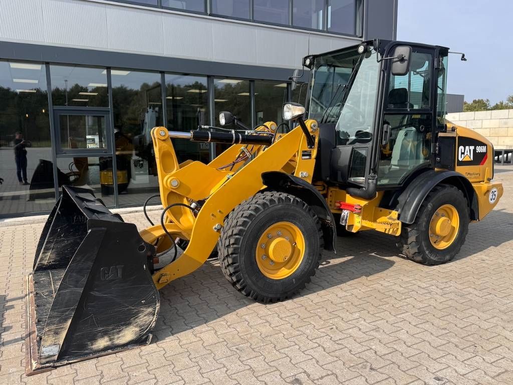 CAT 906M