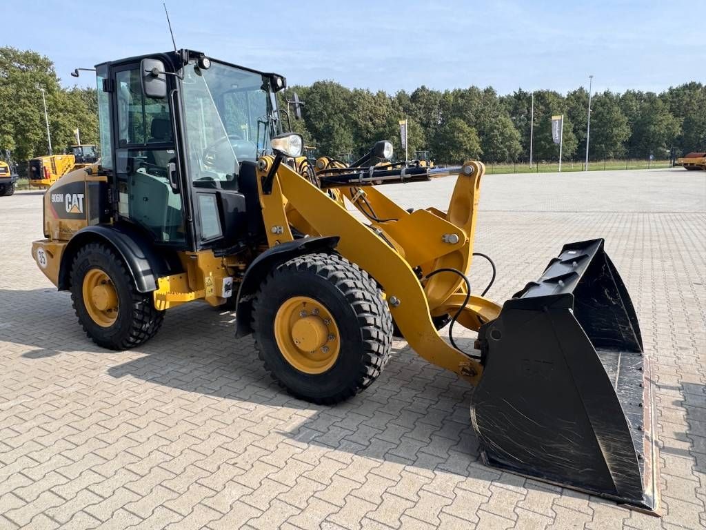 CAT 906M