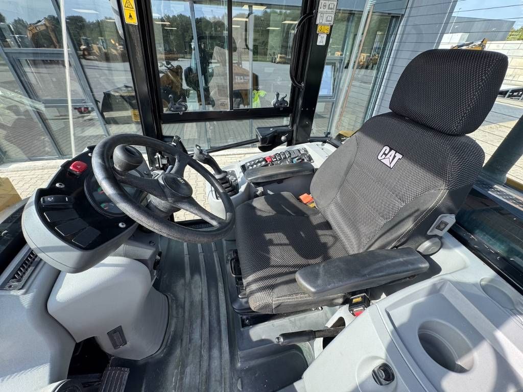 CAT 906M