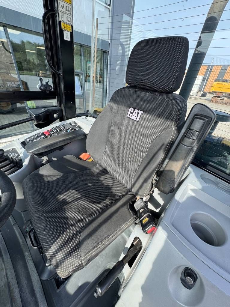 CAT 906M