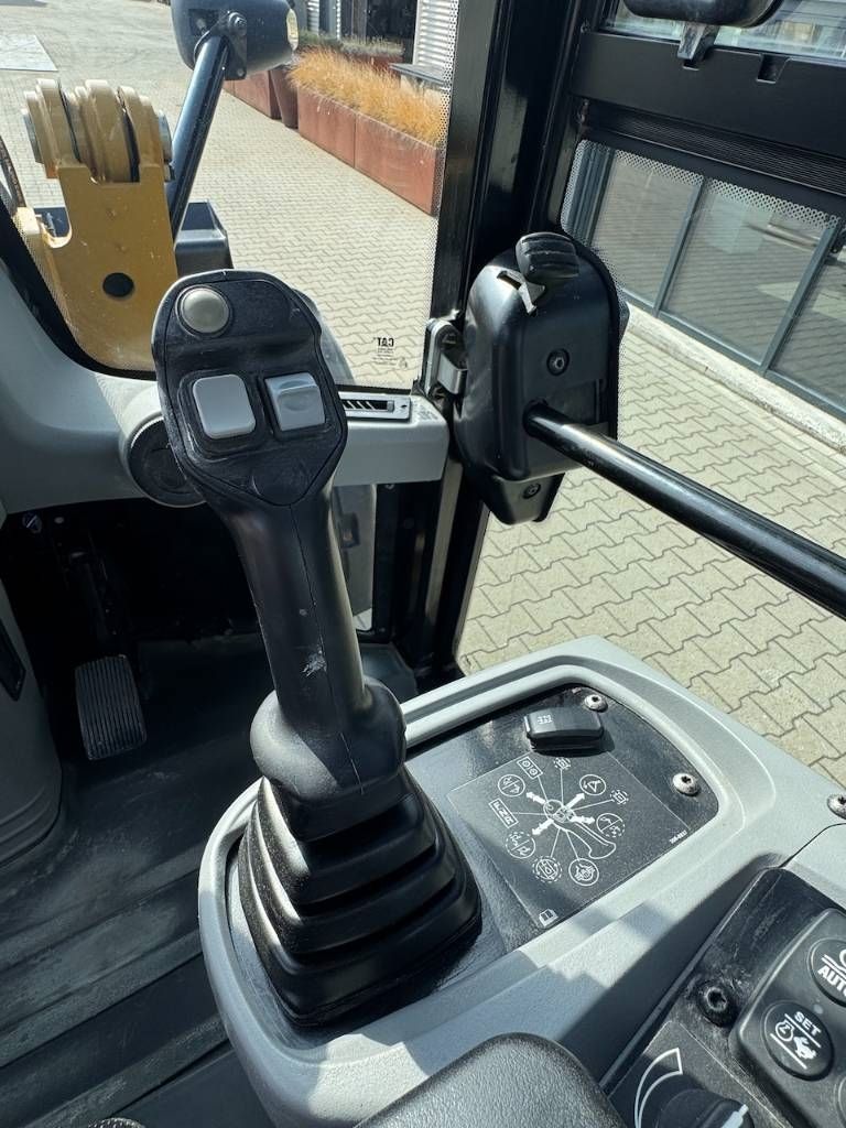CAT 906M