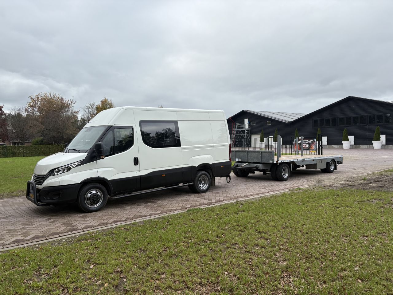 Iveco Daily bus en schamelwagen 6.310 kg laadvermogen