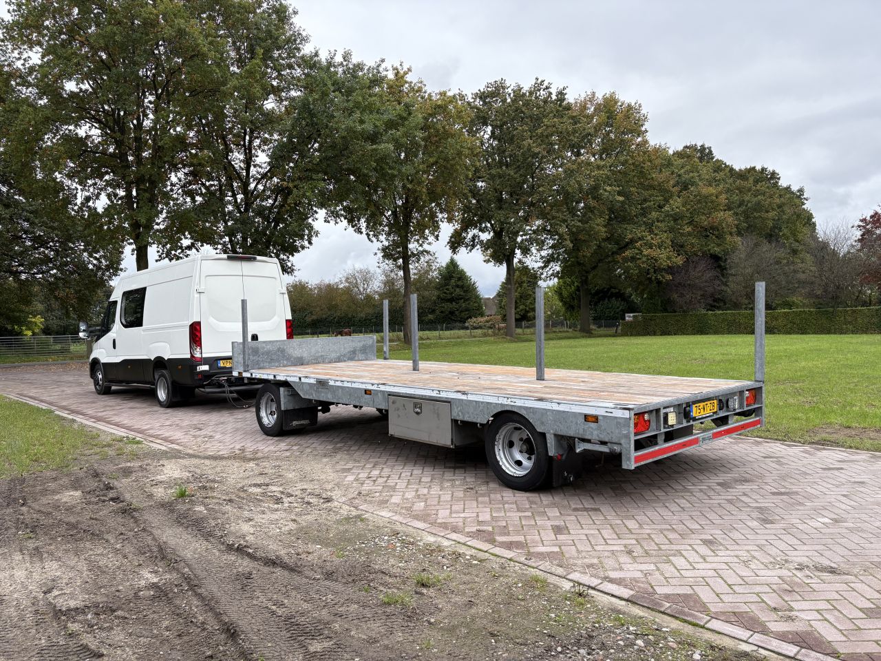 Iveco Daily bus en schamelwagen 6.310 kg laadvermogen