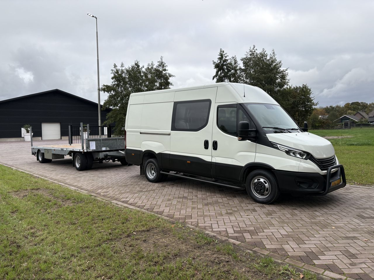 Iveco Daily bus en schamelwagen 6.310 kg laadvermogen