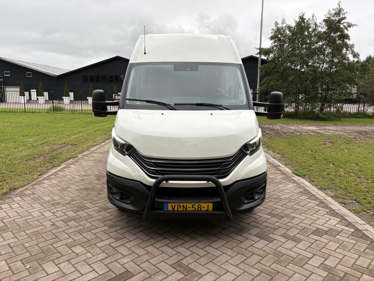 Iveco Daily bus en schamelwagen 6.310 kg laadvermogen