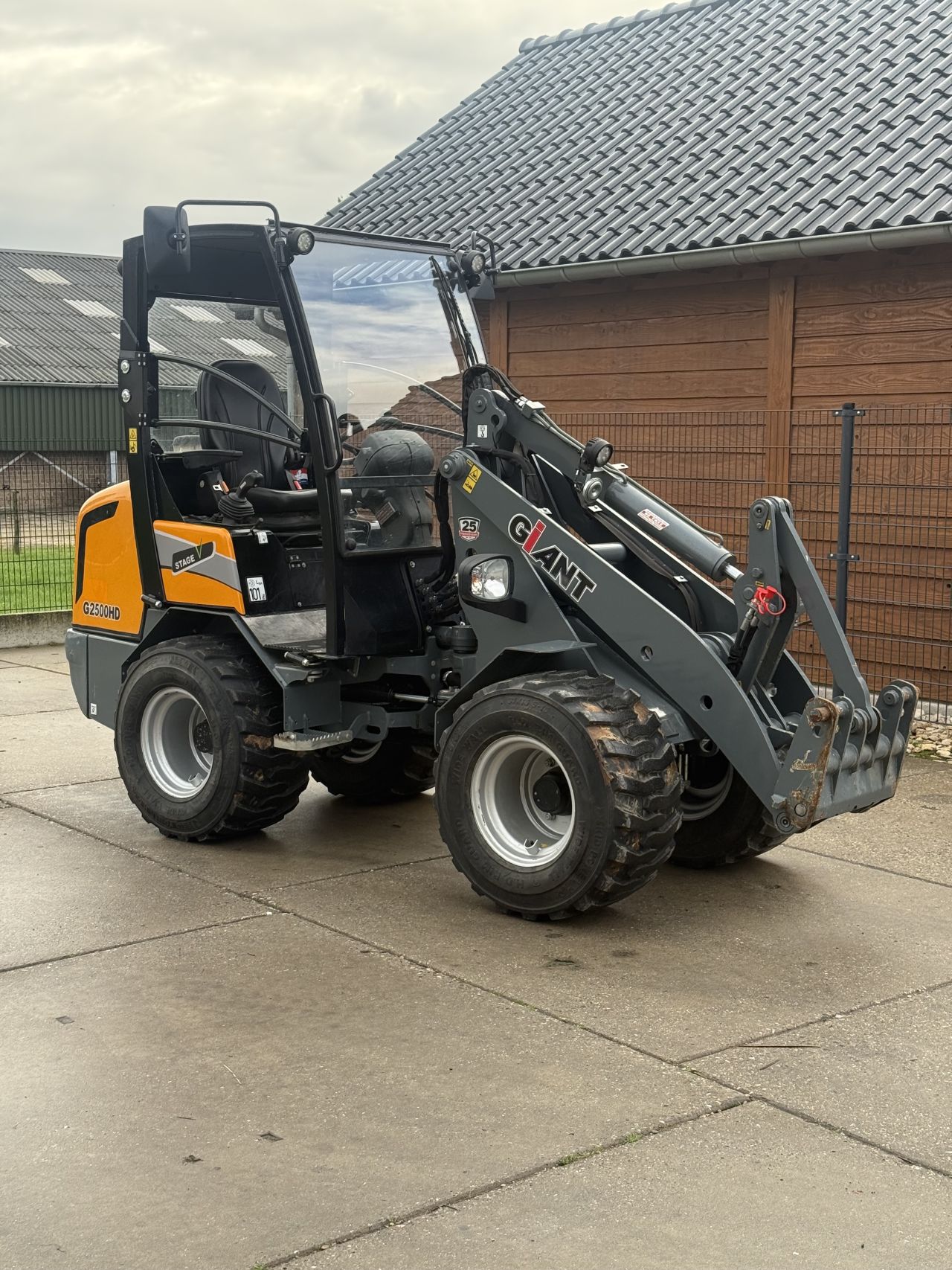 Giant g2500hd mini shovel ( 135 uur )