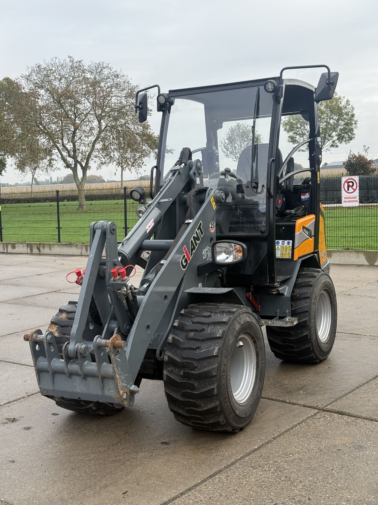 Giant g2500hd mini shovel ( 135 uur )