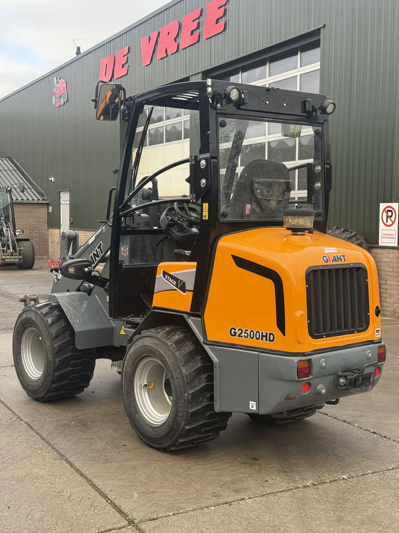 Giant g2500hd mini shovel ( 135 uur )