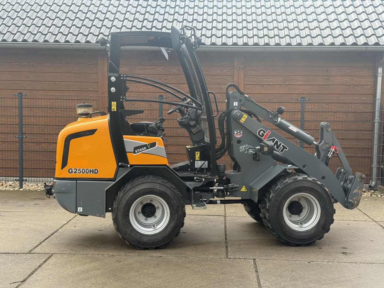 Giant g2500hd mini shovel ( 135 uur )