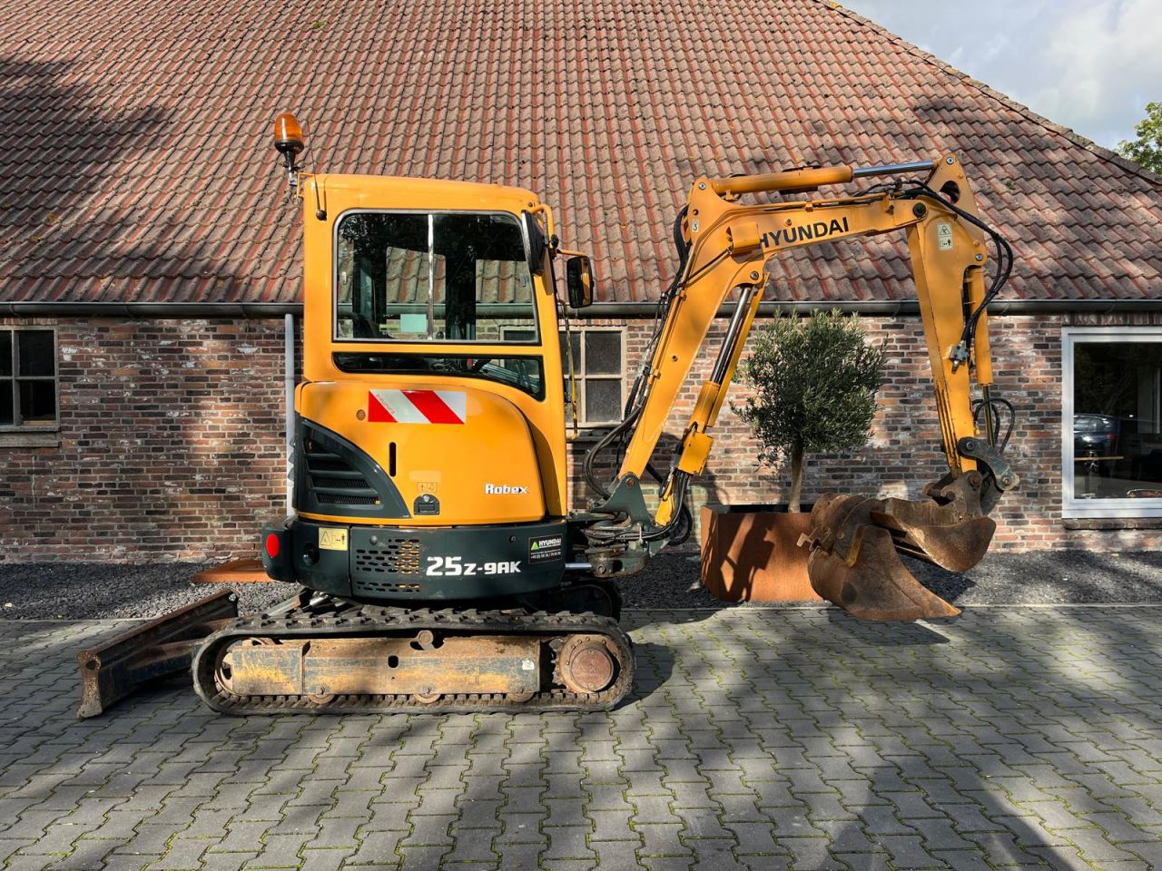 Hyundai R25Z-9AK