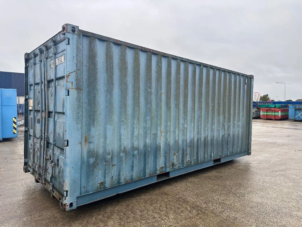 Buitenhuis Zeecontainer op haakarm slee