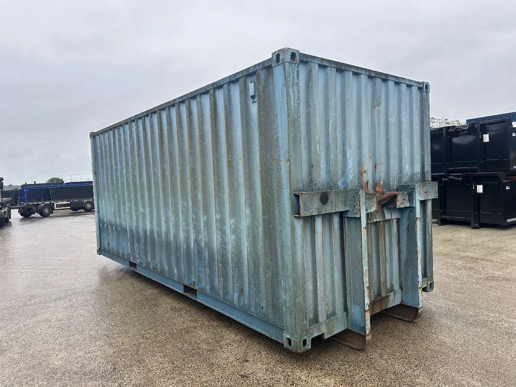 Buitenhuis Zeecontainer op haakarm slee