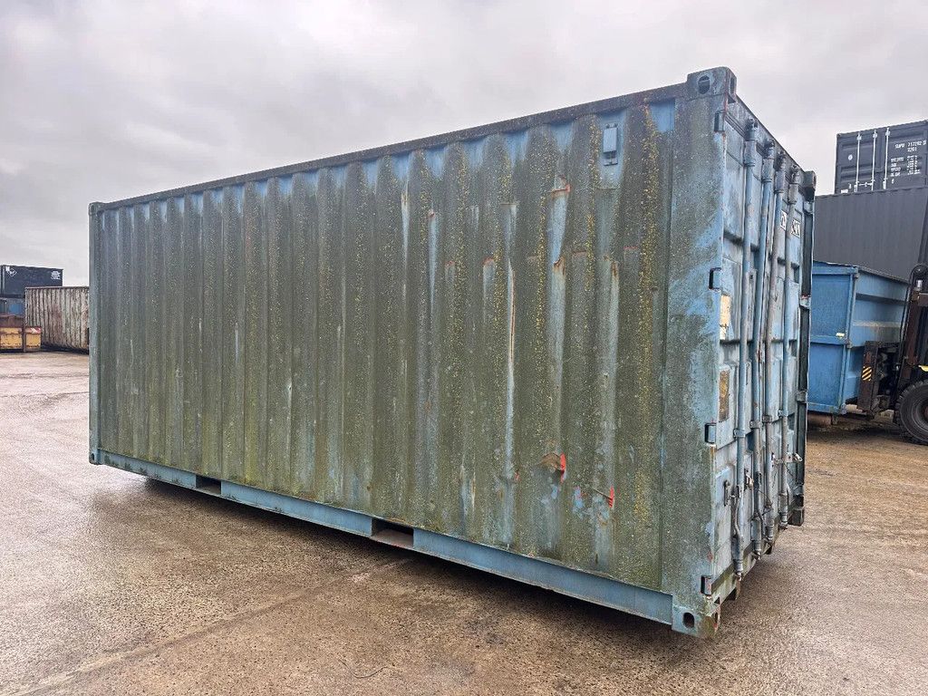Buitenhuis Zeecontainer op haakarm slee