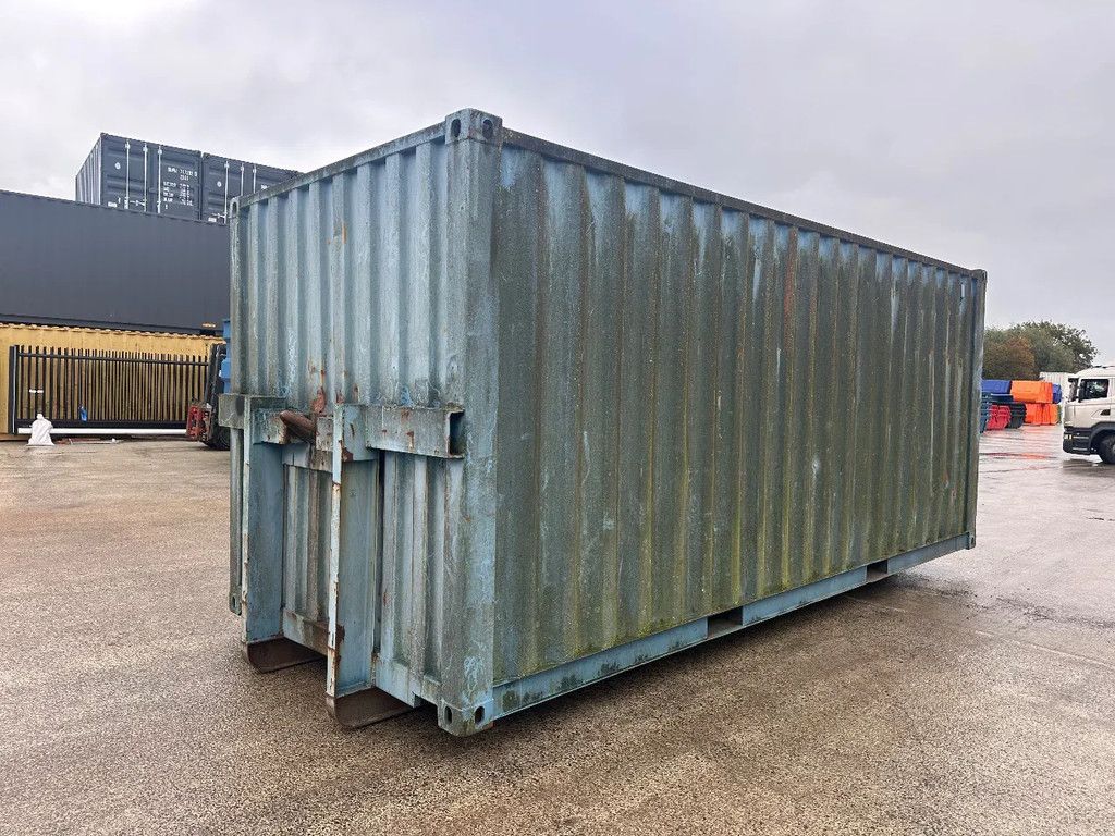Buitenhuis Zeecontainer op haakarm slee