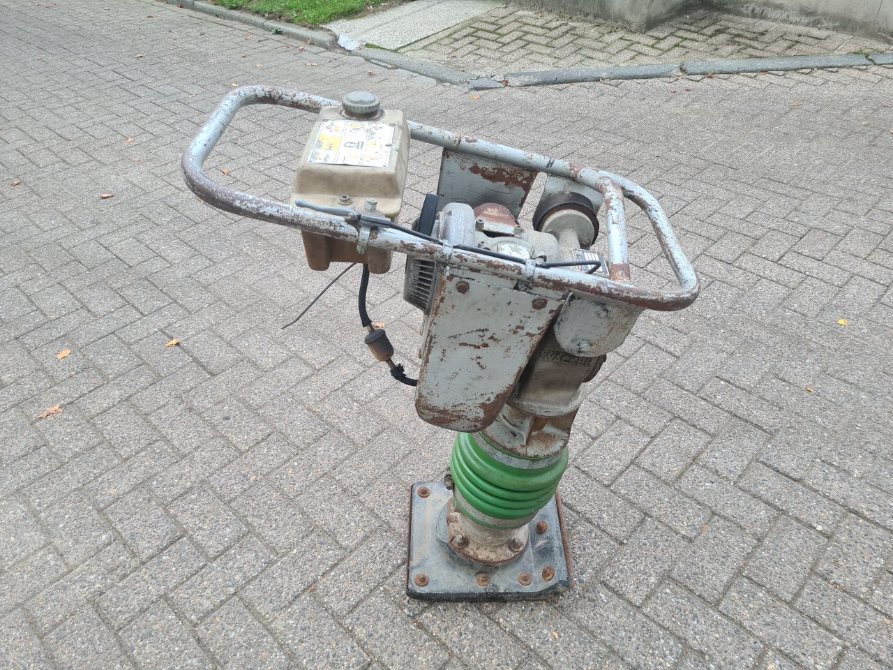 Wacker stamper trilplaat.