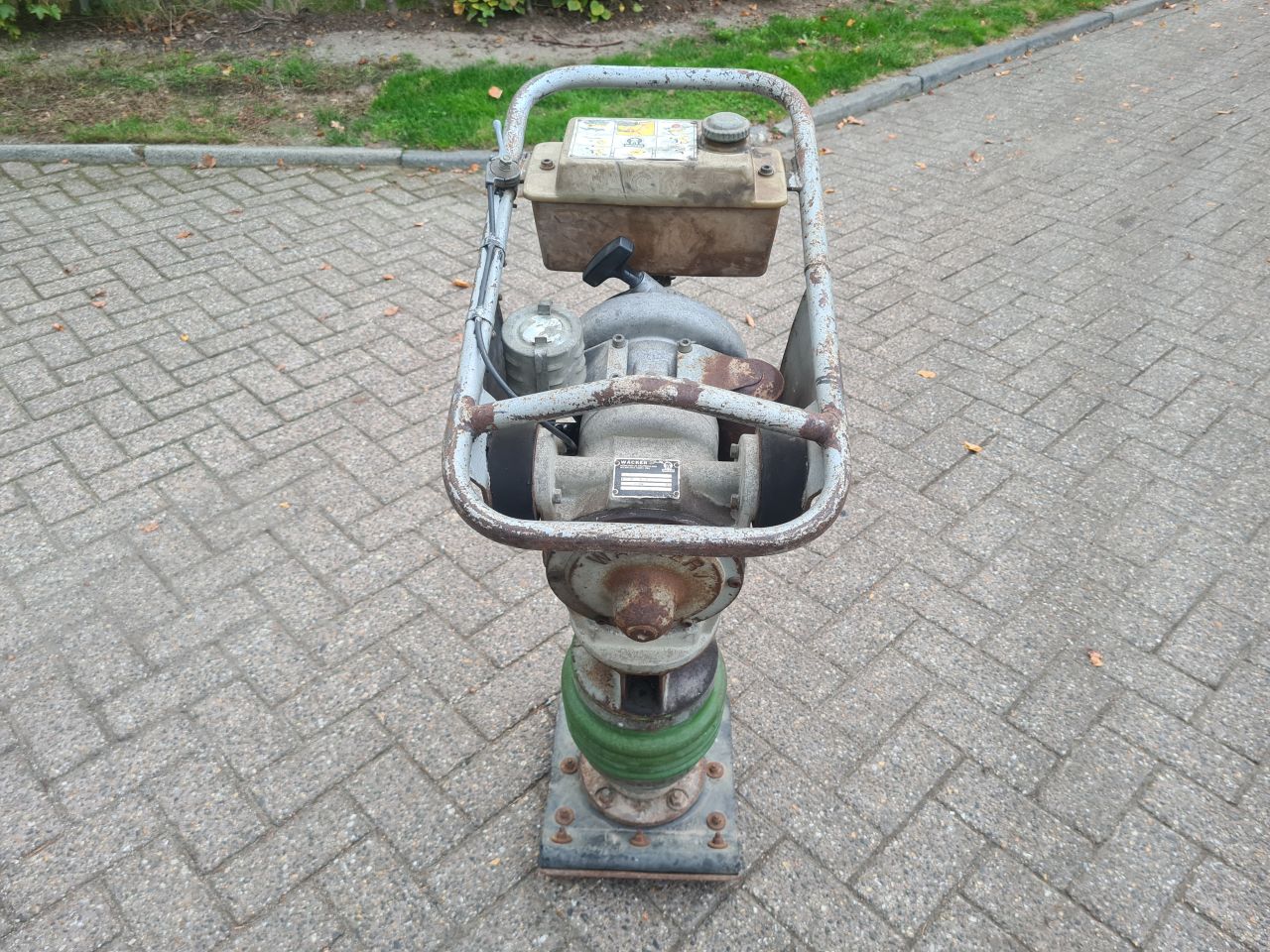 Wacker stamper trilplaat.