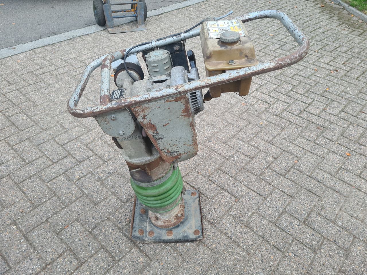 Wacker stamper trilplaat.