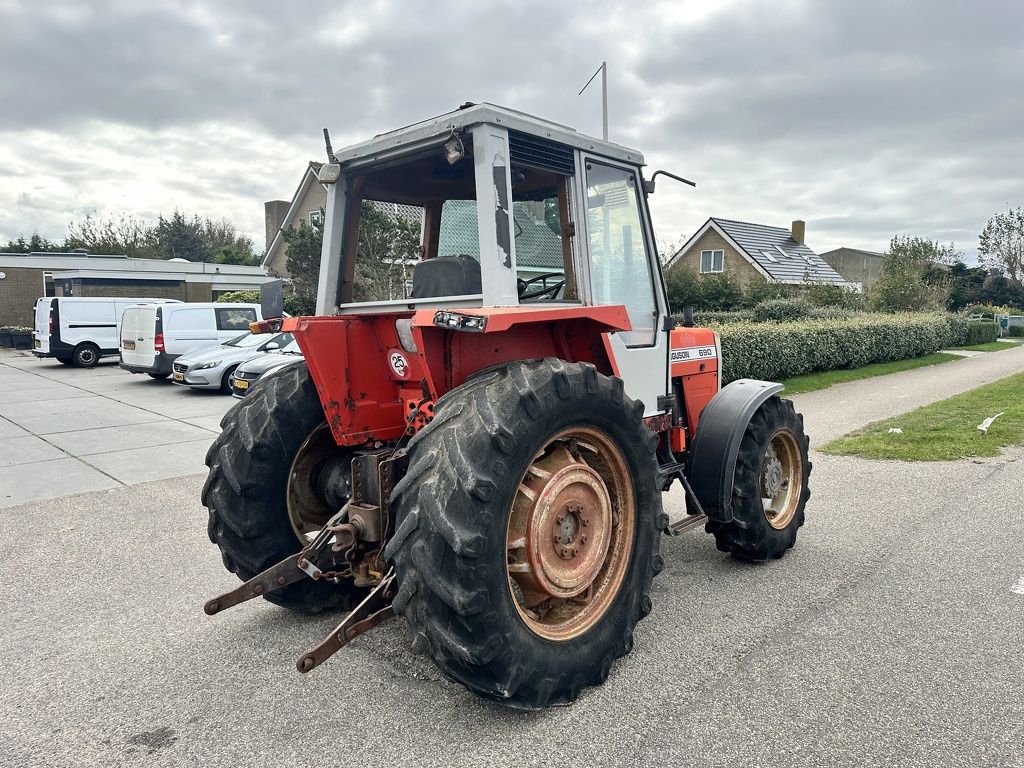 Massey-Ferguson 690