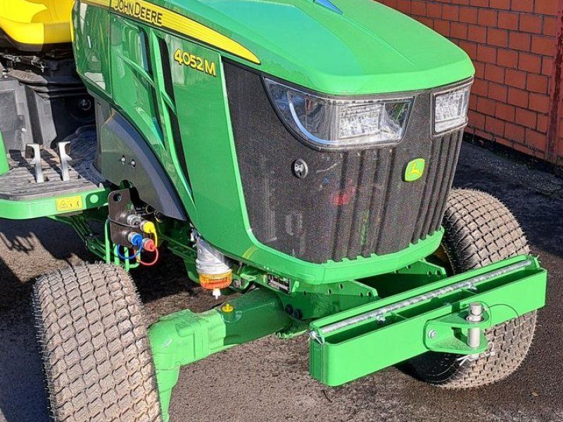 John Deere 4052M