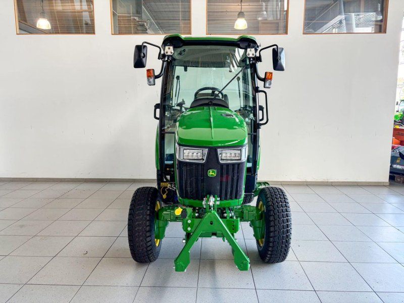 John Deere 3046R