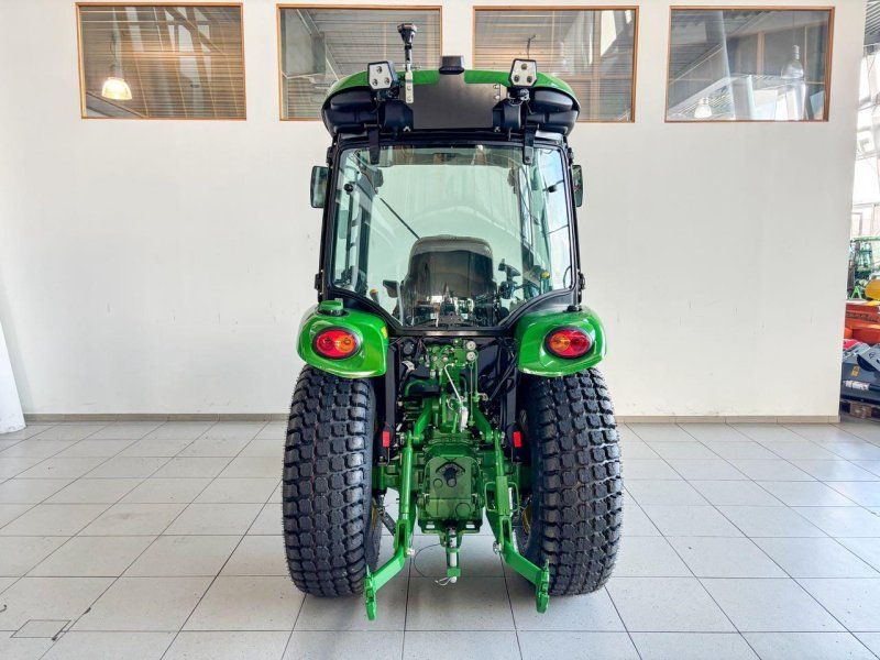 John Deere 3046R