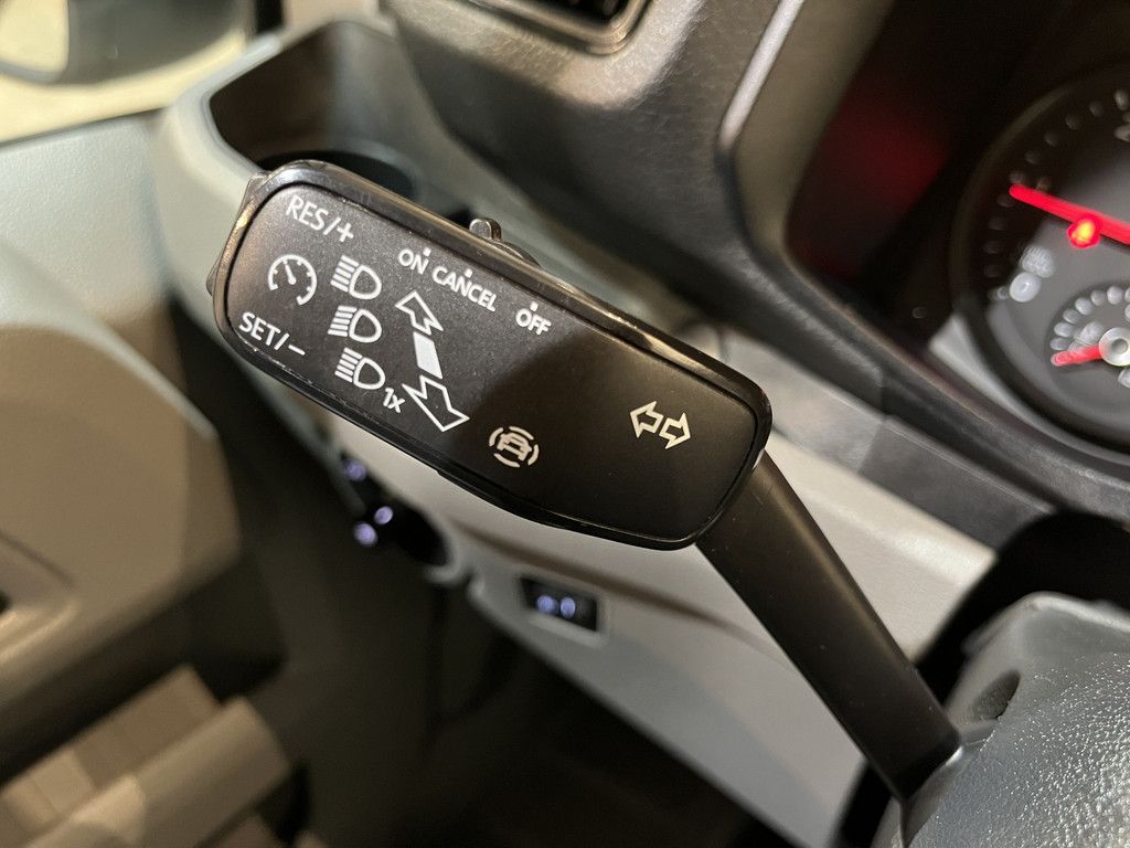 Volkswagen Crafter 35 2.0 TDI L3H3 140 PK Automaat / Euro 6 / Airco / Trekhaak 3000 KG / Cruise Control / Camera / CarPlay / 3-Zits / 83.000 KM !!