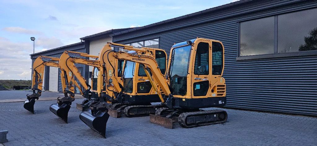 Hyundai R16-9
