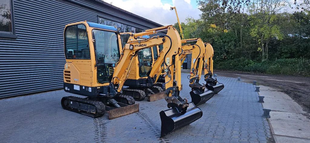 Hyundai R16-9