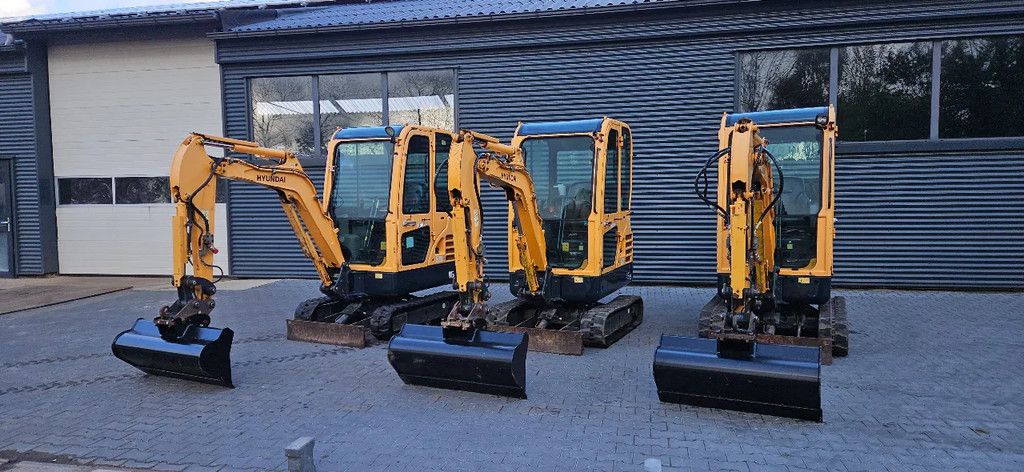 Hyundai R16-9
