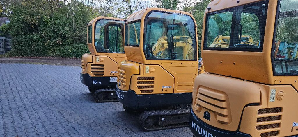 Hyundai R16-9