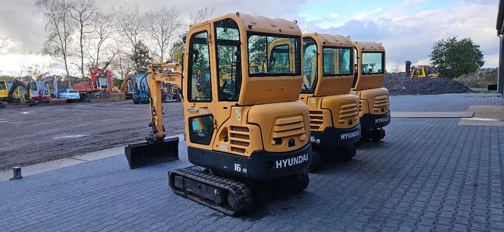 Hyundai R16-9