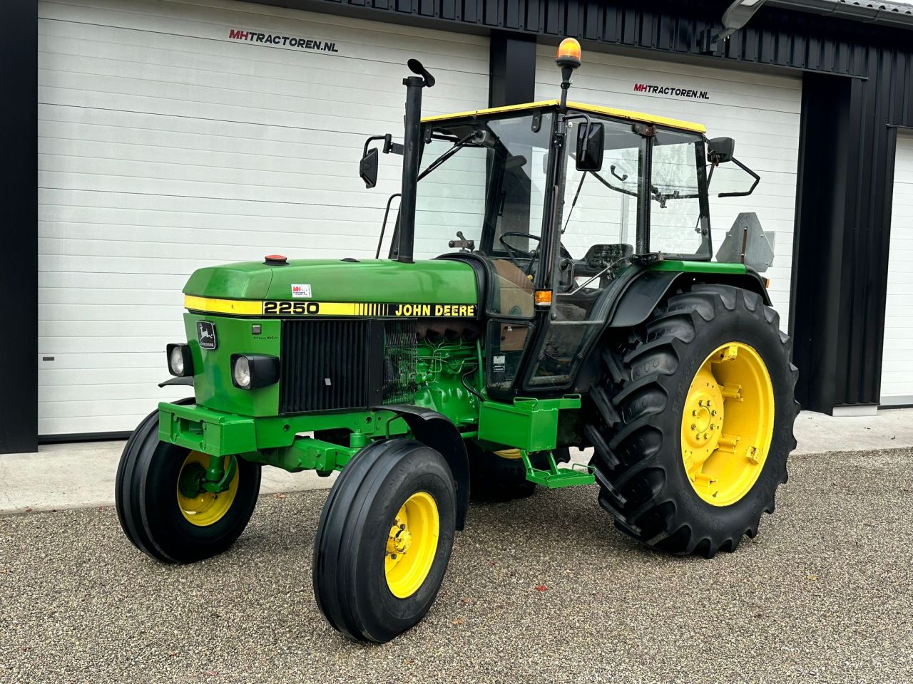 TE KOOP: zeer nette JOHN DEERE 2250