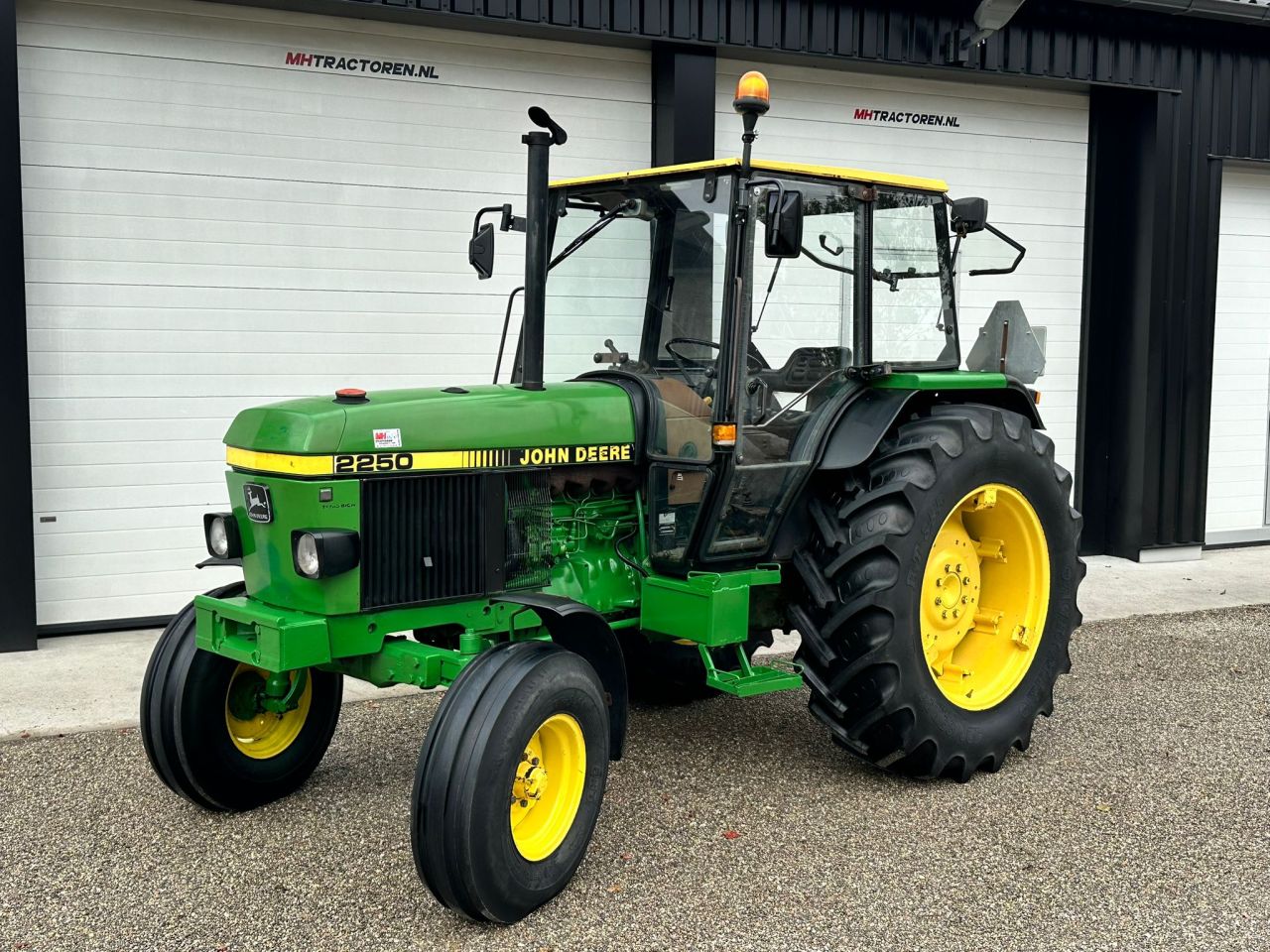 TE KOOP: zeer nette JOHN DEERE 2250