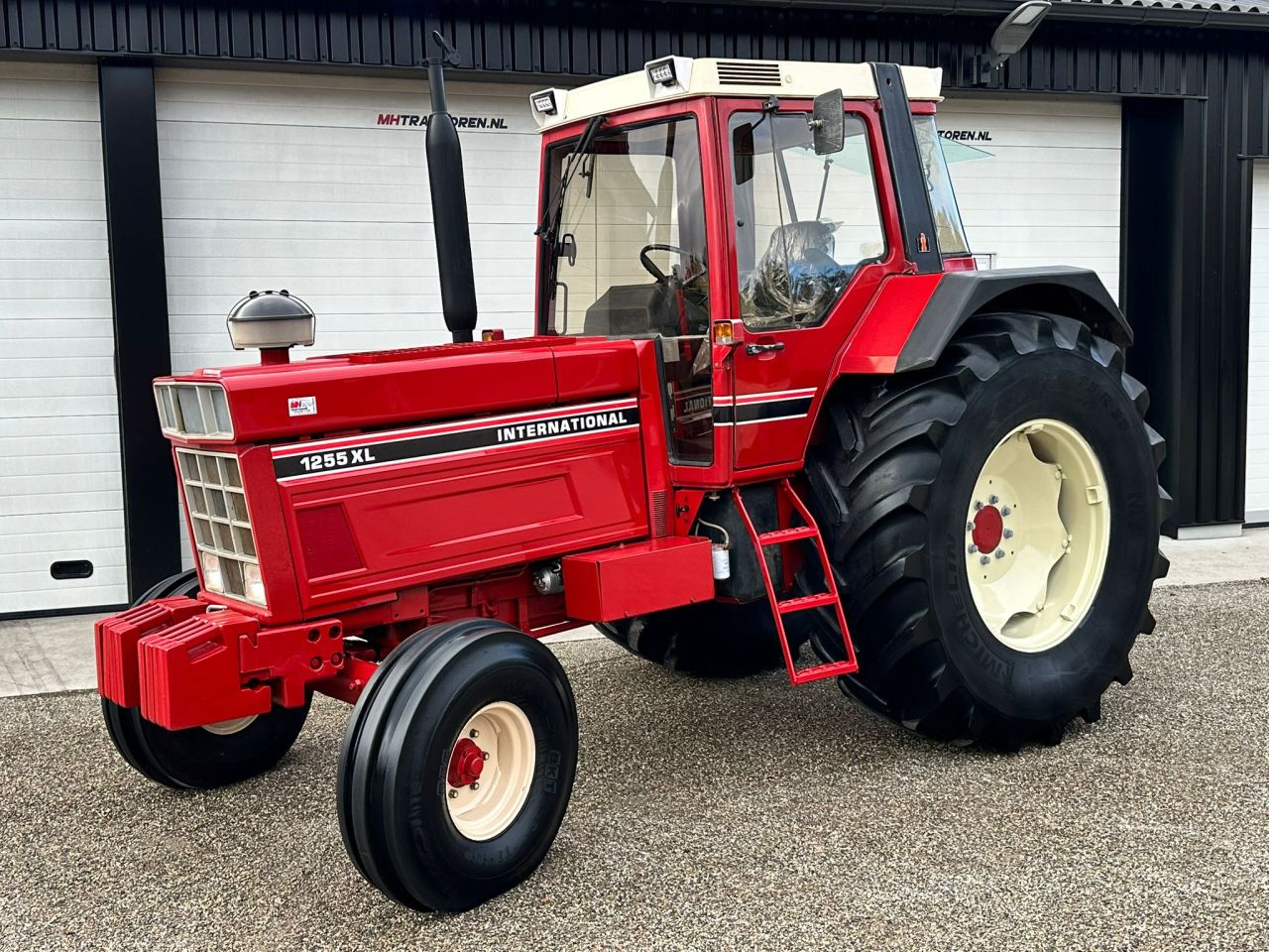 TE KOOP: zeer nette INTERNATIONAL 1255