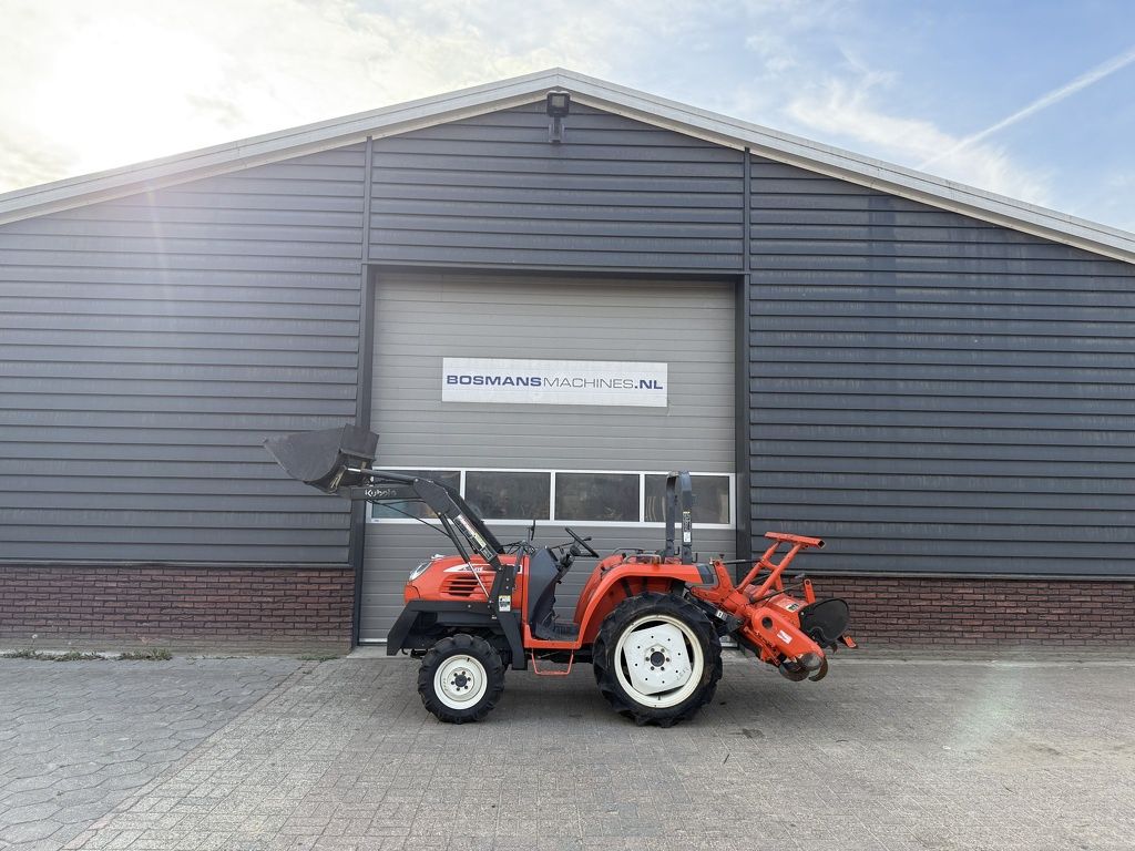 Kubota KT22 4WD minitractor met voorlader / frontlader