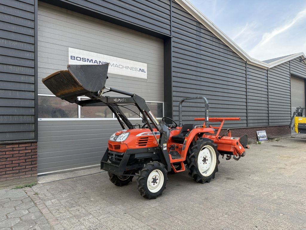 Kubota KT22 4WD minitractor met voorlader / frontlader