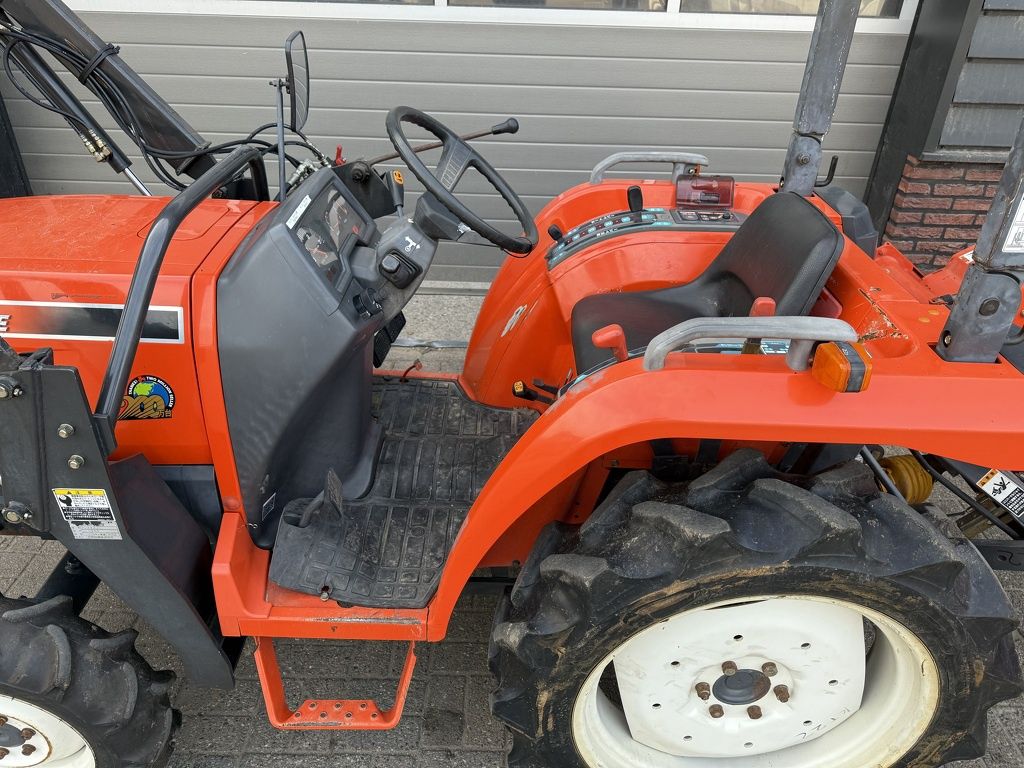 Kubota KT22 4WD minitractor met voorlader / frontlader