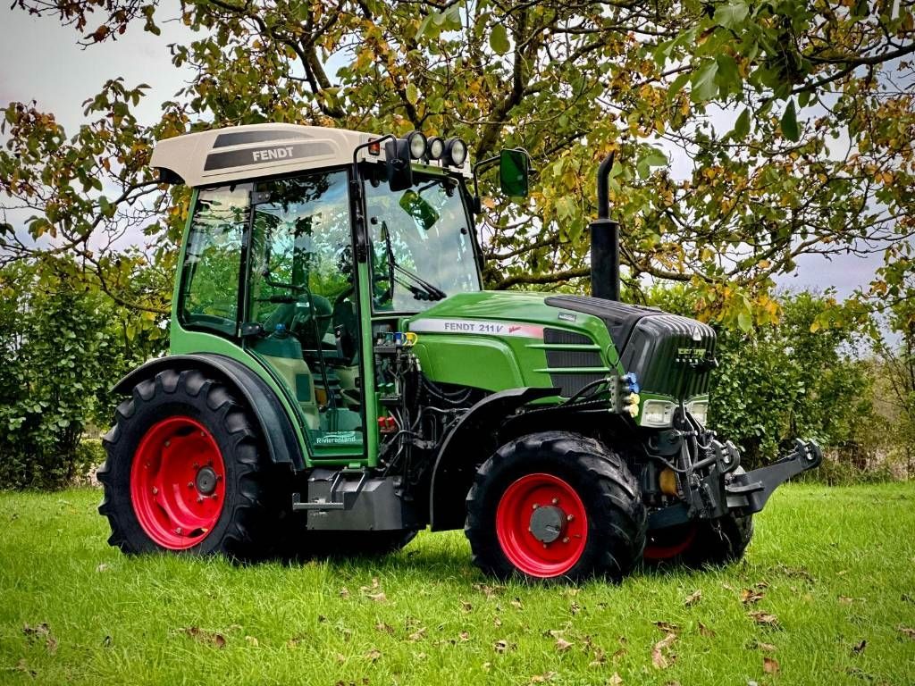 Fendt 211 V Vario Profi Smalspoor/Fruitteelt tractor