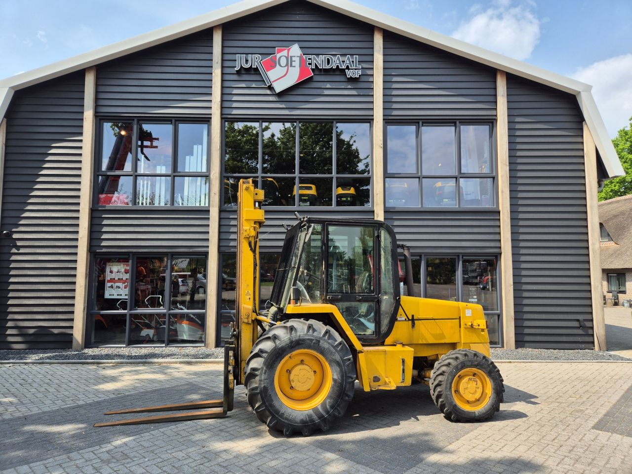 JCB rough terrain forklist with triplex mast