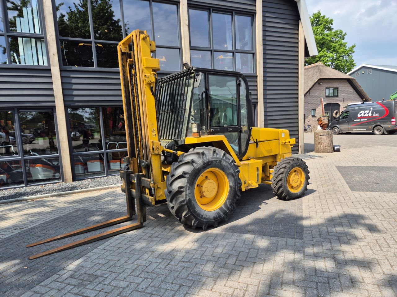 JCB rough terrain forklist with triplex mast