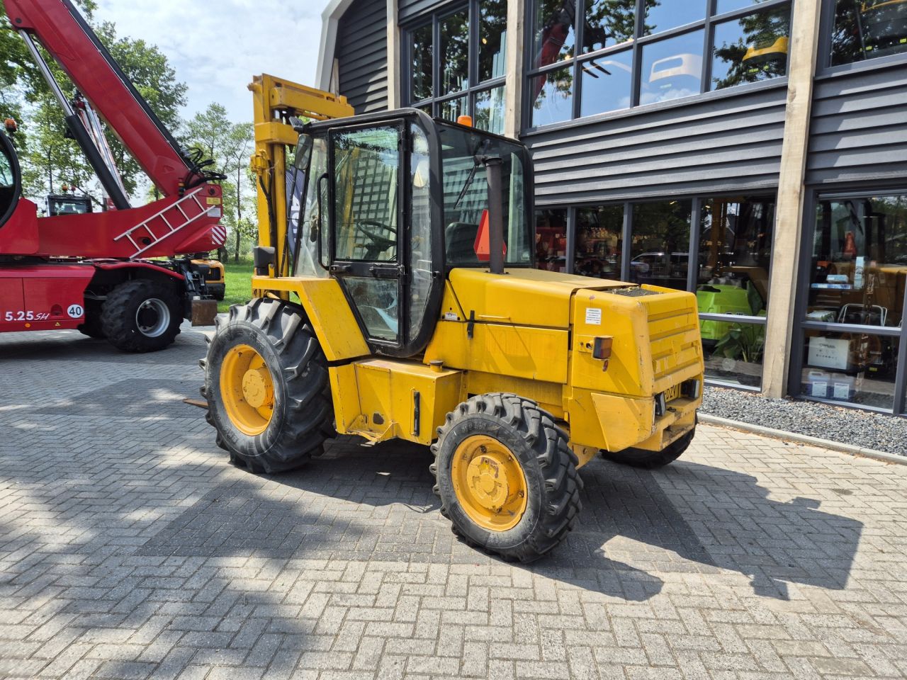 JCB rough terrain forklist with triplex mast